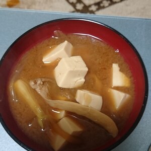 豆腐と玉ねぎとエリンギの味噌汁